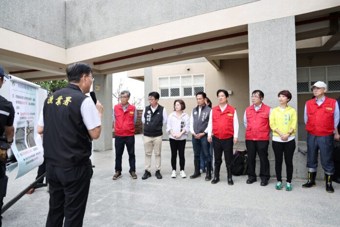 丹娜絲颱風挾帶強風侵襲台南，賴清德總統南下視察，黃偉哲表示全力支援農漁民協助度過難關。（市府提供）