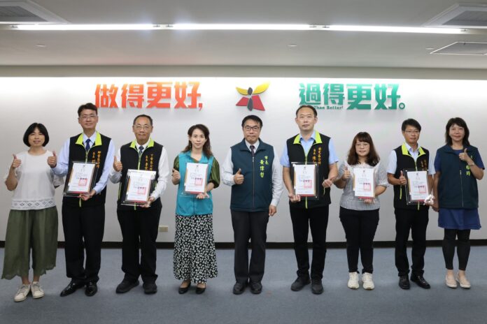 左起市圖楊馥菱館長、柳營區劉發仲區長、下營區李宗翰區長、西港區張文靜主任秘書、