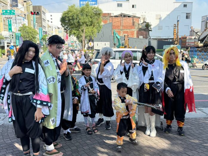 01 海安路上穿著各式萬聖節服裝的民眾