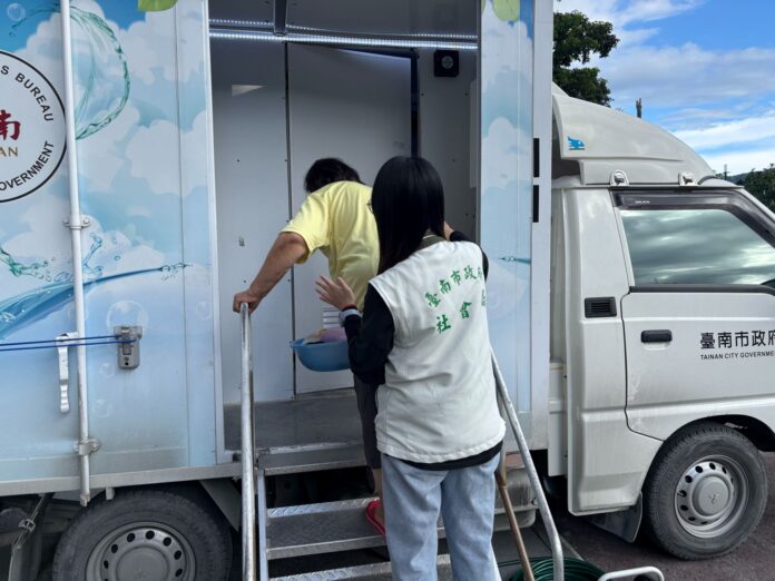 01社工協助民眾使用沐浴車_0