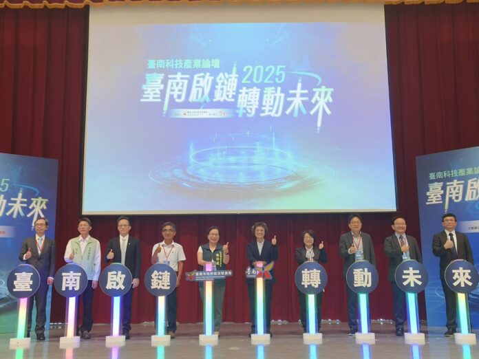 02 與會貴賓在開幕儀式合影