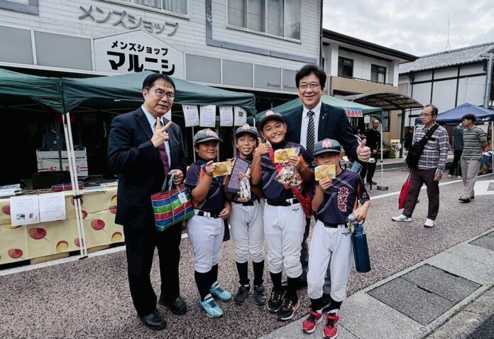 2黑田市長陪同黃市長發放台南果乾給民眾試吃_0