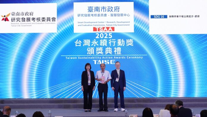 圖1-研考會陳仲杰副主委代表市府受獎