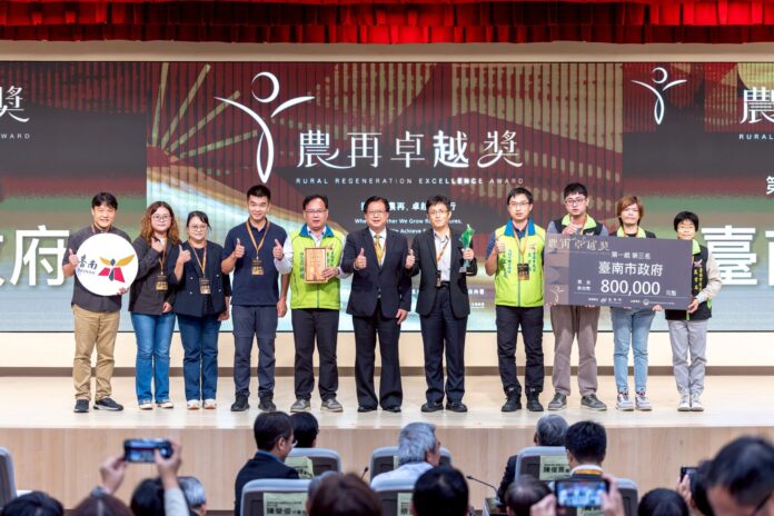 圖3、與農業部次長黃昭欽合照