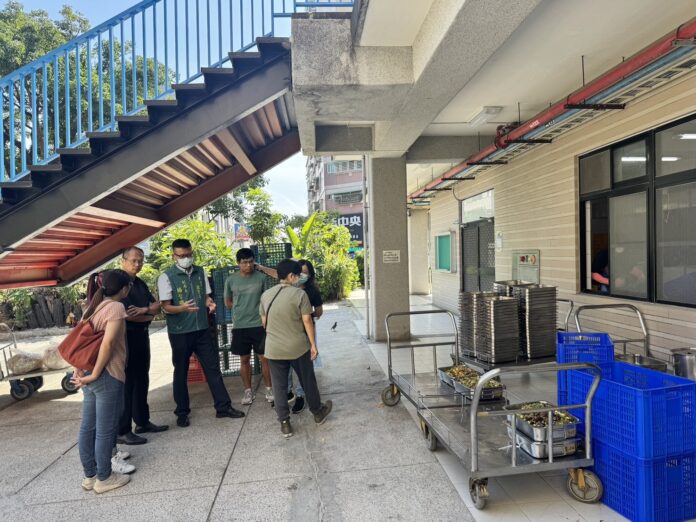 左上教育局至學校視察午餐廚餘處理情形_0_0