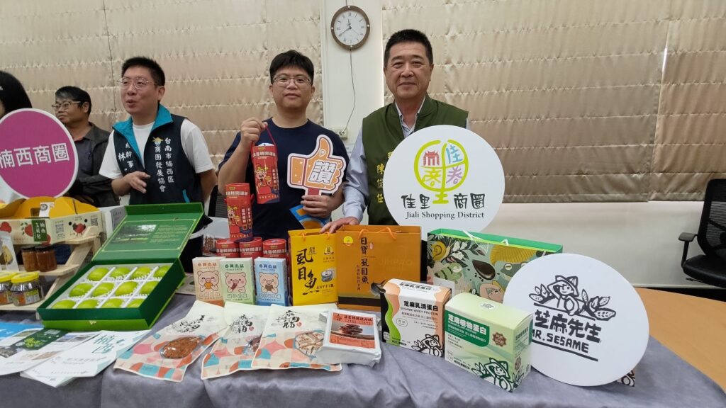 佳里商圈新舊並存的獨特氛圍，並與周邊的文化據點和觀光工廠結合，在2025年榮獲臺南市商圈評鑑「優質商圏」。
