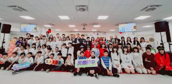 立人國小、民德國中美術藝才班「向陽美展」盛大開幕合影_0