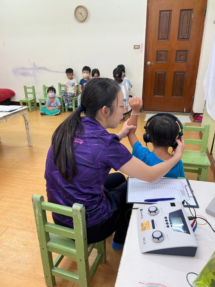 衛生所護理師執行兒童聽力篩檢
