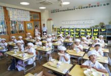 台南鳳梨產地直送日本友誼市學生餐桌 甜蜜滋味圈粉成功