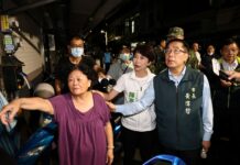 黃偉哲返台趕赴安南火災現場 慰問受災居民、全力協助家園復原