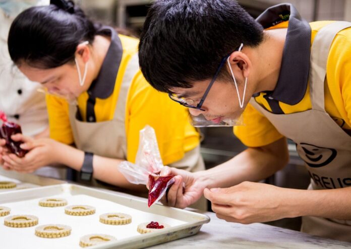 01-喜憨兒庇護工場學員專注製作糕餅_0