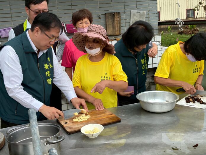 01巿長與關懷據點志工媽媽一同備餐_0