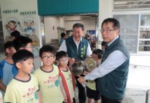 黃偉哲化身「美食秘密客」突襲校園 把關免費午餐品質兼顧營養美味
