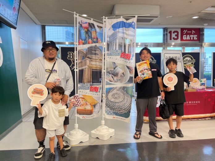 1.日本親子球迷與臺南觀光文宣開心合影。