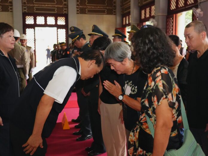 張副秘書長向郭來旺烈士遺族代表鞠躬致意