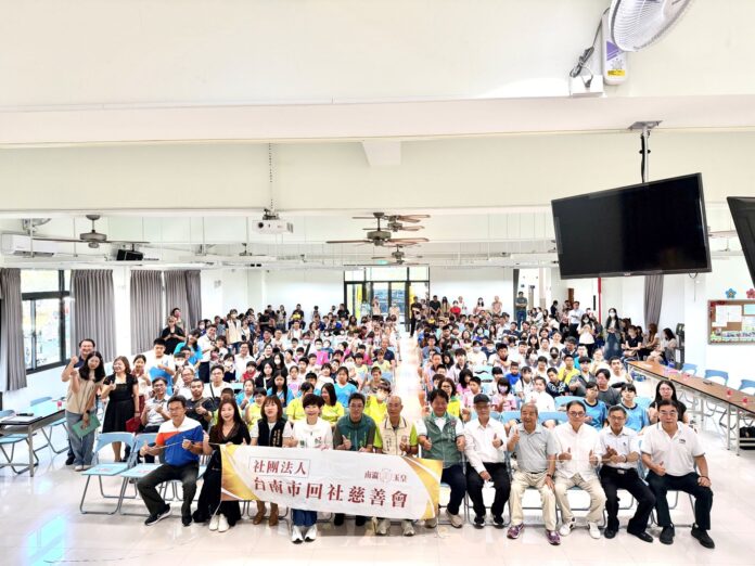 回社慈善會頒發獎助學金合照1_0