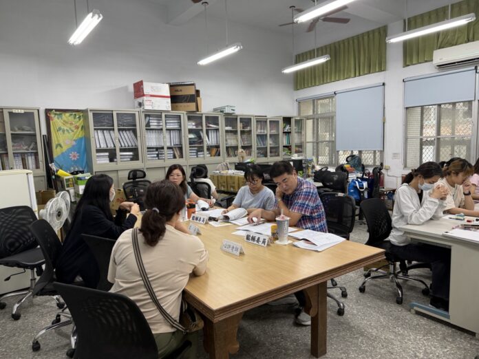 校方人員向審查委員說明學生現況