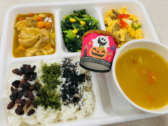 永信國小以運用橘、黑、綠、黃等多種食材色彩打造一場色香味俱全的魔法饗宴