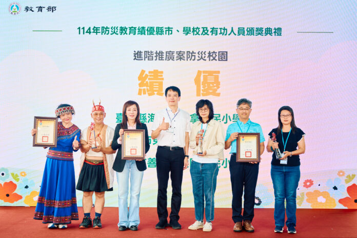 績優有功人員-善化大同國小校長姜文通(右二)